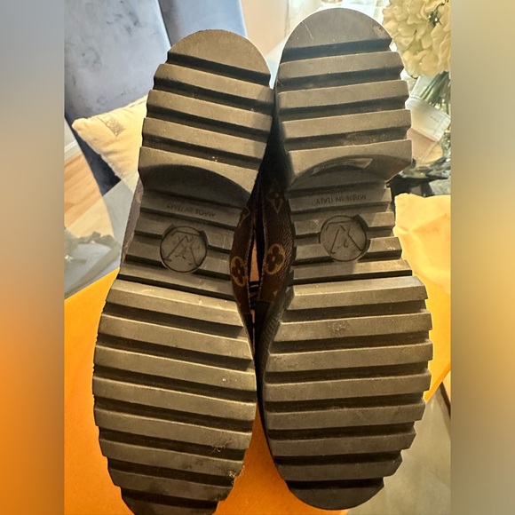 AUTHENTIC Louis Vuitton Laureate Platform Desert Boot (Black) - Picture 5 of 10